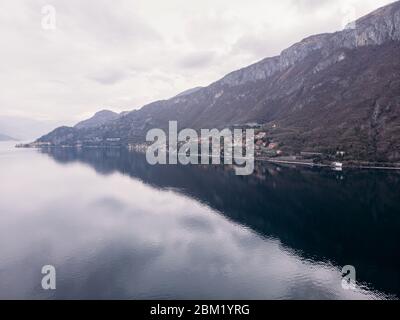 Ciel nuageux Lac de Côme, Italie. Vue aérienne du dessus Banque D'Images