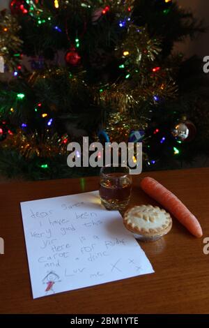 La veille de Noël, hachez la tarte et buvez un verre pour le Père Noël Banque D'Images