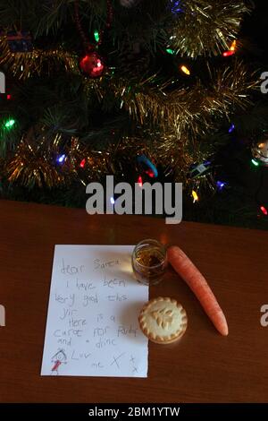 La veille de Noël, hachez la tarte et buvez un verre pour le Père Noël Banque D'Images