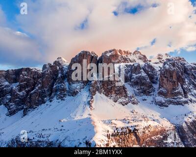 Photo panoramique des Dolomites d'automne, coucher de soleil sur le col du Trentin-Haut-Adige, Italie. Vue aérienne Banque D'Images