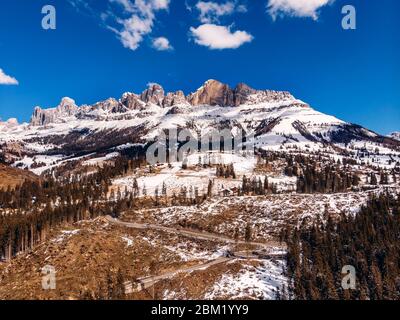 Déforestation dans les Alpes montagnes, Italie. Troncs d'arbres abattus sur fond de Dolomites. Vue aérienne Banque D'Images