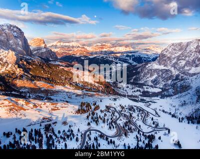 Photo panoramique des Dolomites d'automne, coucher de soleil sur le col du Trentin-Haut-Adige, Italie. Vue aérienne Banque D'Images