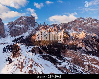 Photo panoramique des Dolomites d'automne, coucher de soleil sur le col du Trentin-Haut-Adige, Italie. Vue aérienne Banque D'Images