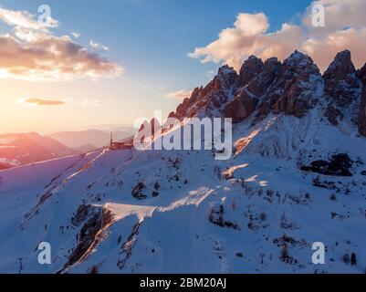 Photo panoramique des Dolomites d'automne, coucher de soleil sur le col du Trentin-Haut-Adige, Italie. Vue aérienne Banque D'Images