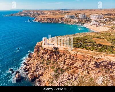 Ghajn Tuffieha Golden Bay sur l'île de Malte, vue aérienne du dessus Banque D'Images