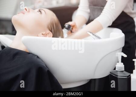 Gros plan du flacon pour shampooing et après-shampooing pour laver les cheveux. Salon de beauté concept Banque D'Images