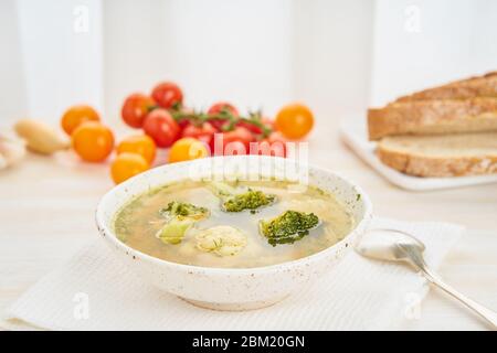 Soupe de brocoli, plat végétarien diététique de légumes de printemps, vue de dessus, vue de près, vue latérale Banque D'Images