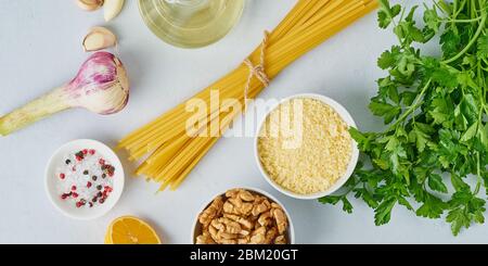 Recette étape par étape. Pâtes pesto, bavette aux noix, persil, ail, noix Banque D'Images