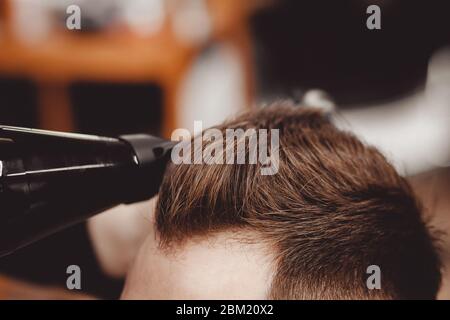 Barbershop, homme barber chez les hommes coiffeur fait des cheveux avec des ciseaux Banque D'Images