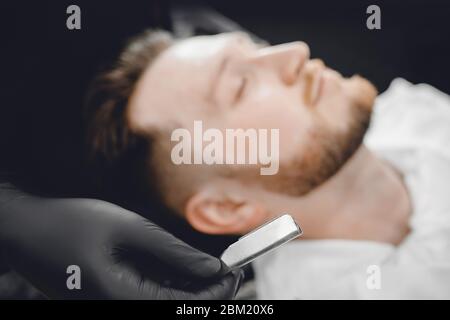 Barbershop. Coiffeur coiffure coiffure et barbe avec rasoir en salon Banque D'Images