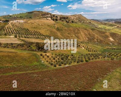 Toscane Italie coucher de soleil panorama, ferme se dresse sur le sommet de la colline. Ciel bleu dans les nuages Banque D'Images