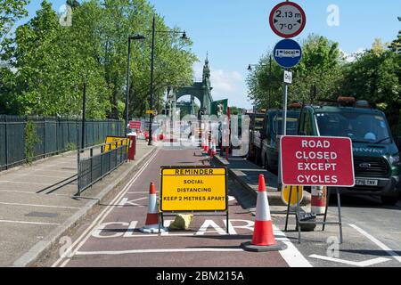 signes indiquant la distance sociale et la route fermée, sauf pour les cycles sur l'approche sud du pont hammersmith, londres, angleterre Banque D'Images