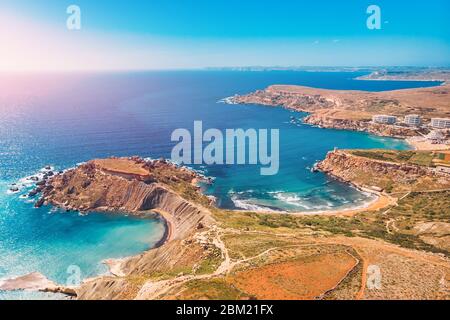 Ghajn Tuffieha Golden Bay sur l'île de Malte, vue aérienne du dessus Banque D'Images