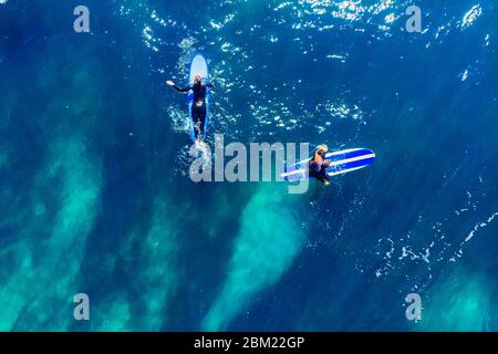 Le groupe de surfeurs novices apprend à s'embarquer sur la vague. Vue supérieure de l'antenne Banque D'Images