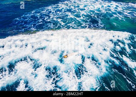 Le groupe de surfeurs novices apprend à s'embarquer sur la vague. Vue supérieure de l'antenne Banque D'Images
