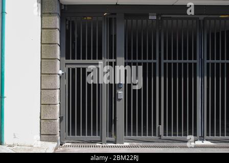 Architecture moderniste acier en béton gris Ambassade royale danoise, Ambassade d'Islande 55 Sloane St, Knightsbridge, Londres SW1X 9SR par Arne Jacobsen Banque D'Images