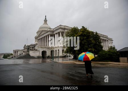 Beijing, DC, États-Unis. 30 avril 2020. Une personne marche vers le bâtiment du Capitole des États-Unis à Washington, DC, les États-Unis le 30 avril 2020. Crédit : Ting Shen/Xinhua/Alay Live News Banque D'Images