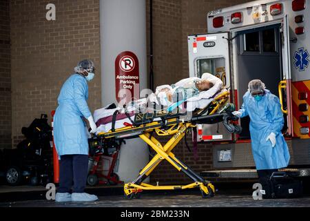 Beijing, États-Unis. 27 avril 2020. Le personnel médical transporte un patient à l'hôpital universitaire George Washington, à Washington, DC, aux États-Unis, le 27 avril 2020. Crédit : Ting Shen/Xinhua/Alay Live News Banque D'Images