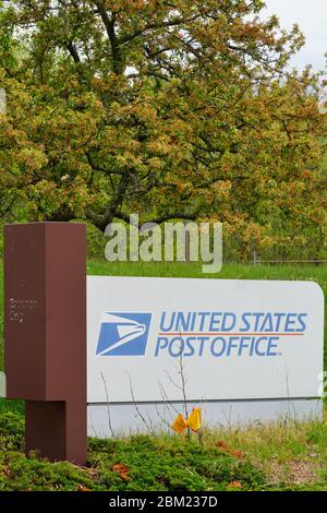 WEST WINDSOR, NJ -3 MAI 2020- panneau pour l'entrée du service postal des États-Unis (USPS) au bureau de poste du Carnegie Centre à New Jersey, États-Unis. Banque D'Images