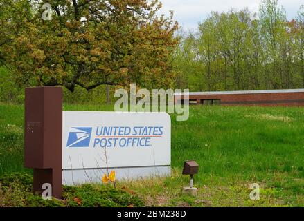 WEST WINDSOR, NJ -3 MAI 2020- panneau pour l'entrée du service postal des États-Unis (USPS) au bureau de poste du Carnegie Centre à New Jersey, États-Unis. Banque D'Images