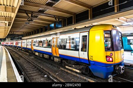 Train de banlieue à la gare Euston de Londres Banque D'Images