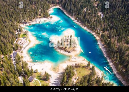 Vue aérienne imprenable sur le lac Cauma près de Flims dans le canton de Graubunden en Suisse Banque D'Images