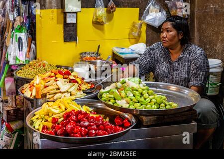 Un vendeur de fruits dans le marché Psar Cras (le vieux marché) Siem Reap, province de Siem Reap, Cambodge. Banque D'Images
