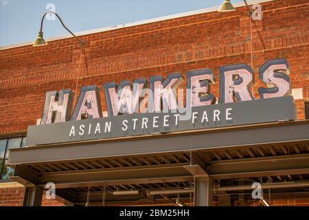 Charlotte, NC/USA - 14 mai 2019 : clôture horizontale moyenne de la marque de restaurant South End 'Hawkers Asian Street Fares', façade du bâtiment. Banque D'Images