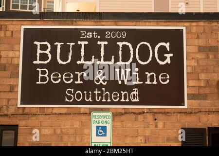 Charlotte, NC/USA - 14 mai 2019 : signalétique de la marque « Bulldog Beer & Wine Southend » sur la façade du bâtiment en briques en noir et blanc. Établir Banque D'Images