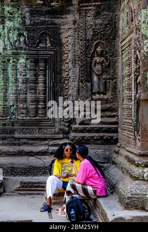 Visiteurs au temple Ta Prohm, complexe du temple d'Angkor Wat, Siem Reap, Cambodge. Banque D'Images