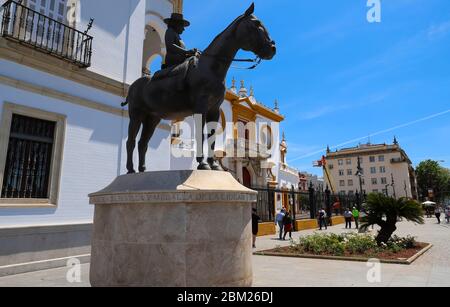 La Augusta Senora Condesa de Barcelona mère de Juan Carlos I . La statue équestre est située à l'extérieur de la Plaza de Toros de la Maestranza Banque D'Images