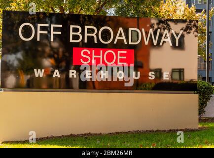 Charlotte, NC/USA - Novenber 9, 2019: Photo extérieure moyenne de l'enseigne rouge, blanche et noire « Off Broadway Shoe Warehouse » avec la marque en lettres blanches et Banque D'Images