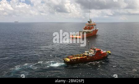 Balikpapan, Indonésie - octobre 2019 : navire d'approvisionnement offshore et bateau d'équipage offshore sur un champ pétrolier, les opérations de fret subissent Banque D'Images