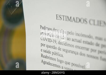 Faro, Portugal - 16 mars 2020 : message imprimé sur la fenêtre d'un magasin écrit en portugais informant les gens de la fermeture en raison de l'épidémie de coronavirus COVID-19. Pandémie de COV-SRAS-2. Banque D'Images