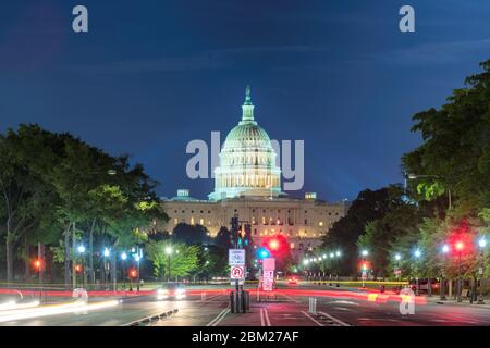 Vue nocturne du bâtiment du Capitole de Pennsylvanie Avenue à Washington DC, États-Unis Banque D'Images