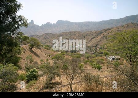 Vue sur la colonie dans le Parc naturel de Serra Malagueta / Parque Natural de Serra Malagueta sur l'île de Santiago, Cap Vert / Cabo Verde Banque D'Images