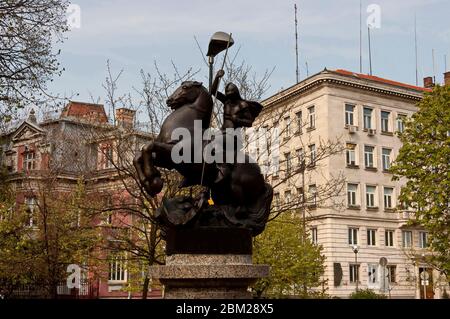 Statue de Saint George et du Dragon dans le jardin en face de l'ancienne église de Saint Sofia sur fond d'un quartier résidentiel à Sofia, Banque D'Images