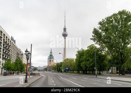 Vue sur une rue vide Karl-Liebknecht-Strasse, vers la tour de télévision Alexanderplatz, à Berlin, en Allemagne Banque D'Images