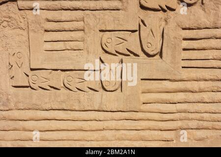 Reliefs décoratifs dans les ruines archéologiques de Chan Chan, Pérou Banque D'Images