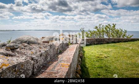 Le château de Kalo (Kalø Slot) est un château en ruines historique situé dans l'est du Jutland, Djursland, Danemark. Il a été construit au XIVe siècle. Ruine du château de Kalo Banque D'Images