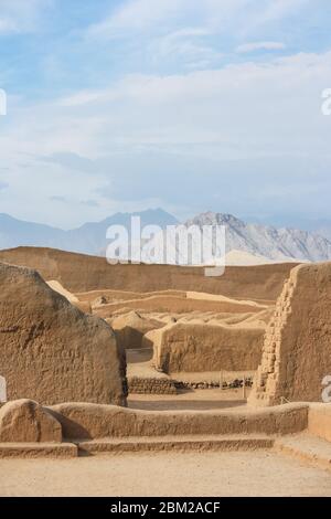 Ruines archéologiques de Chan Chan, une ville d'adobe pré-colombienne, construite sur la côte nord du Pérou par les Chimu Banque D'Images