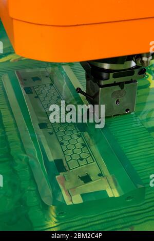 Gros plan de la machine à décharge électrique (EDM) pour le micro-usinage de formes utilisant des décharges électriques Banque D'Images