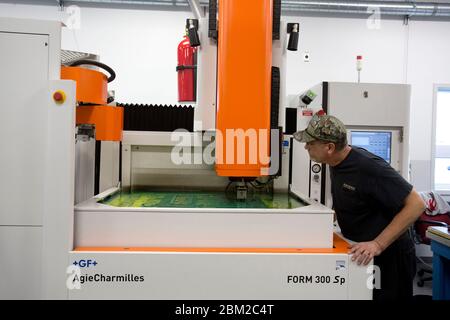 Machine à décharge électrique (EDM) pour le micro-usinage de formes utilisant des décharges électriques Banque D'Images