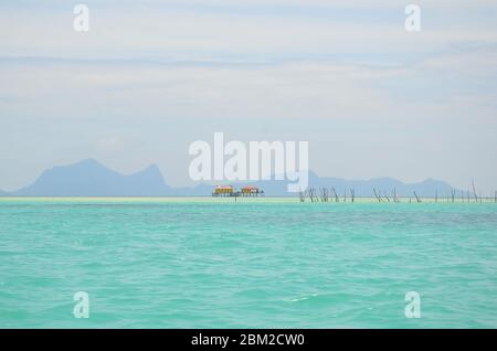 Belle journée ensoleillée avec maison d'eau traditionnelle de bajau à Semporna. Banque D'Images