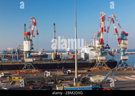 Quai du navire Bao Lucky et des grues de chargement à quatre bras sur quai dans le port d'Ashdod, en Israël Banque D'Images