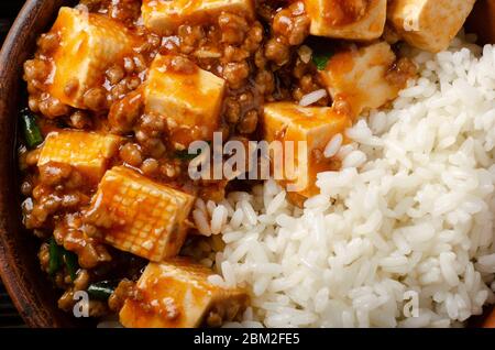 Authentique cuisine chinoise traditionnelle plat de tofu mapo avec porc et riz vapeur en gros plan Banque D'Images