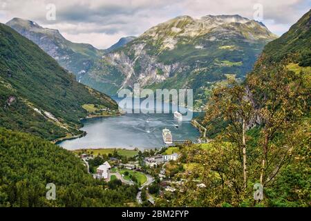 Geiranger Village et Fjord Banque D'Images