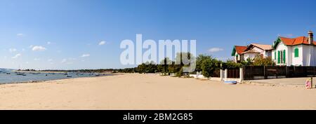 Cap Ferret/ france : vue panoramique sur la promenade et la plage dans la baie d'Arcachon avec de petites maisons Banque D'Images