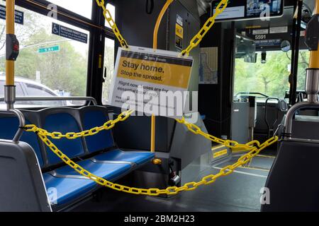 prenez un bus pour vous rendre à distance. En raison de la pandémie du coronavirus ou du covid-19, les parties avant des autobus sont enchaînées pour protéger les conducteurs Banque D'Images
