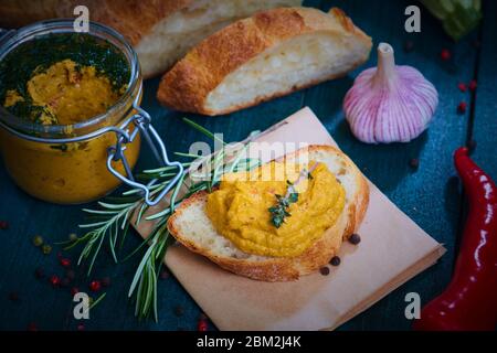 Pain de seigle grillé avec caviar de légumes bouillis sur une surface en bois de style rustique Banque D'Images